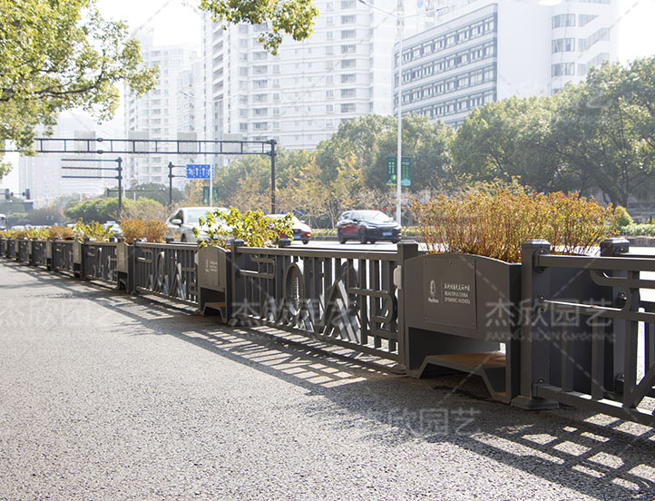 凤凰新城不锈钢道路隔离花箱浙江湖州案例